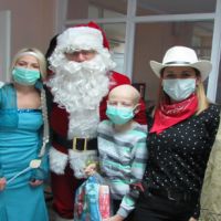 Poseta Deda Mraza mališanima na dečijem hemato-onkološkom odeljenju u Novom Sadu